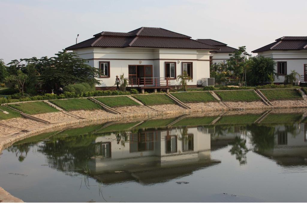 The Golden Lake Hotel Naypyidaw Exteriör bild