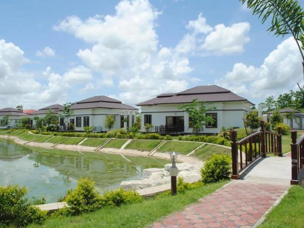 The Golden Lake Hotel Naypyidaw Exteriör bild